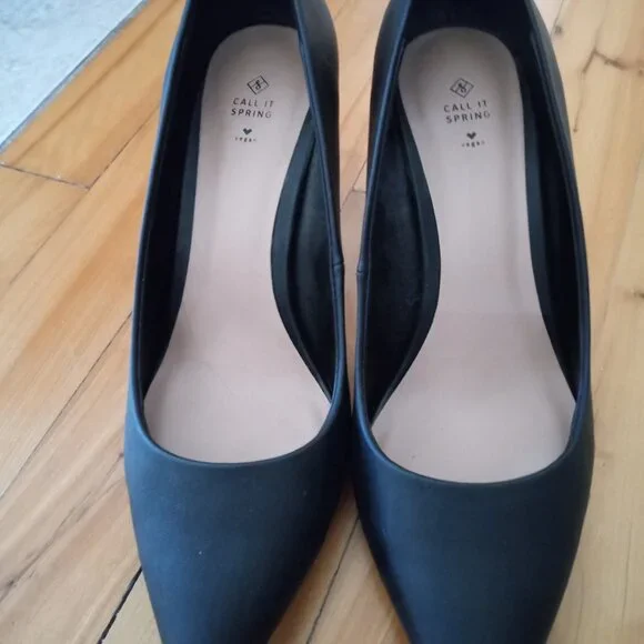 Black Pumps - Picture 2 of 4